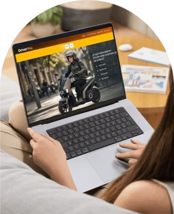 Alumno del permiso AM usando la web DrivenYou con su portátil